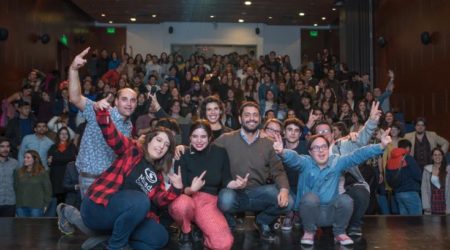 Actores de Merlí junto a participantes del taller.