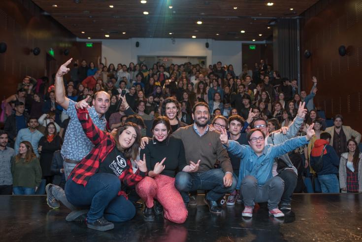 Actores de Merlí junto a participantes del taller.