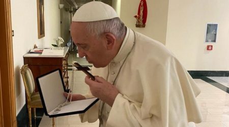 Papa Francisco recibiendo regalo de la comunidad duocana
