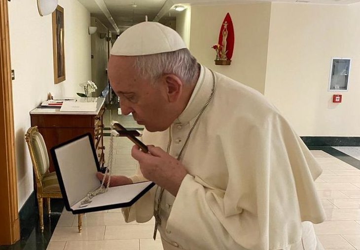 Papa Francisco recibiendo regalo de la comunidad duocana