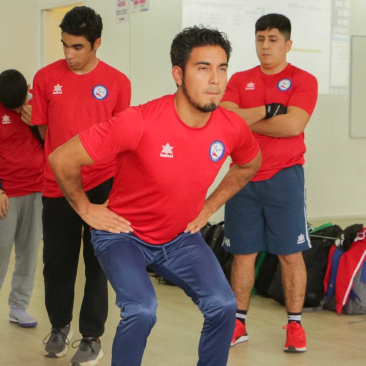 Jugadores de goalball realizando pruebas de saltabilidad