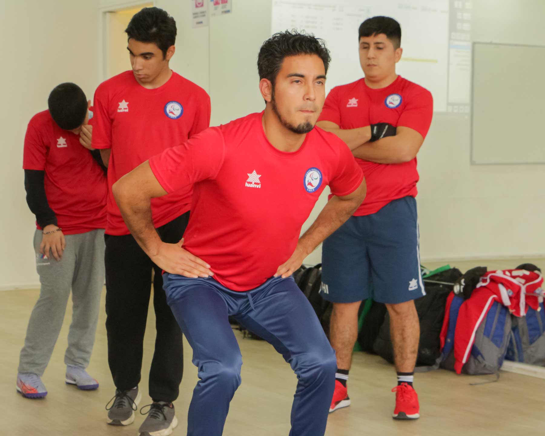 Jugadores de goalball realizando pruebas de saltabilidad