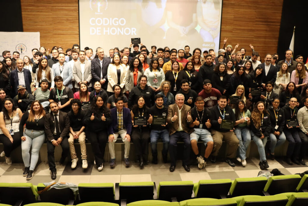 Público Ceremonia de Nuevo Código de Honor