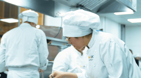 Estudiante de gastronomía de Duoc UC en la cocina