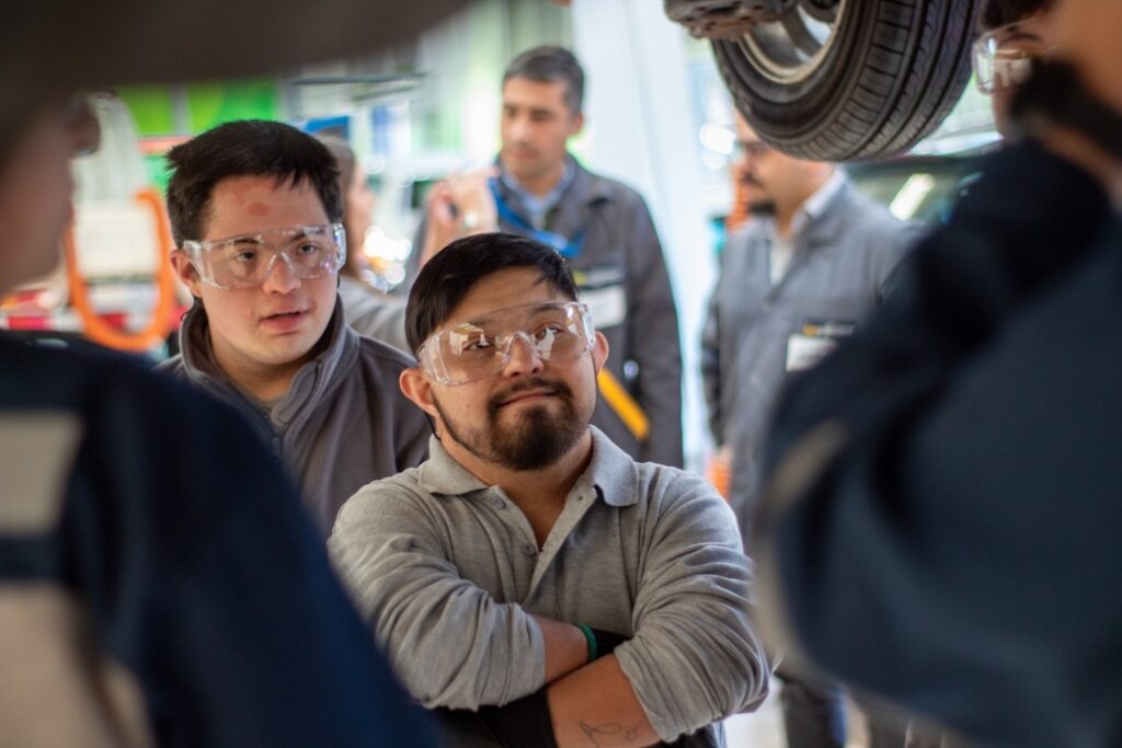 Participantes de taller inclusivo de mecánica automotriz de Duoc UC sede Valparaíso