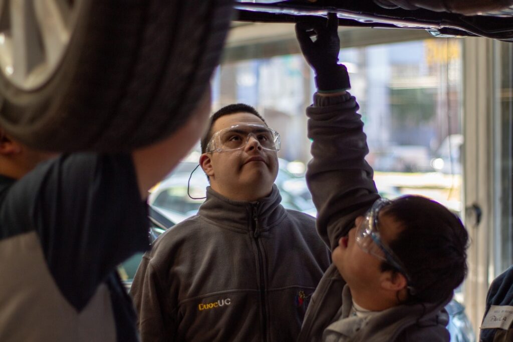 Taller inclusivo de mecánica automotriz de Duoc UC sede Valparaíso
