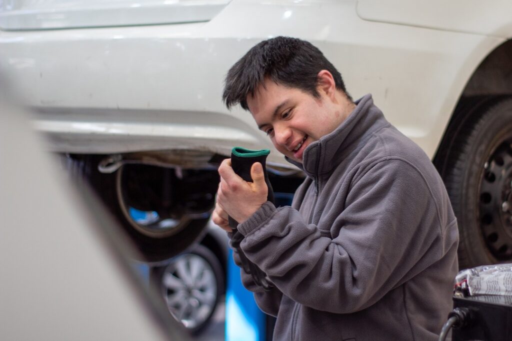 Participante de taller inclusivo de mecánica automotriz Duoc UC