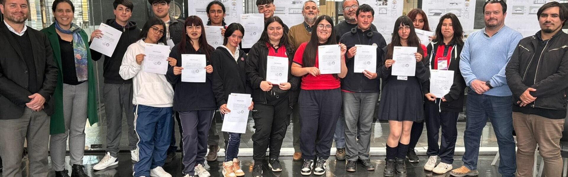 Jóvenes de colegio en Valparaíso se certifican en programa de alternancia de Duoc UC