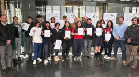 Jóvenes de colegio en Valparaíso se certifican en programa de alternancia de Duoc UC