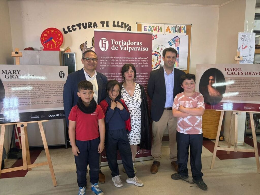 Estudiantes de Escuela América de Playa Ancha en muestra "Forjadoras de Valparaíso"