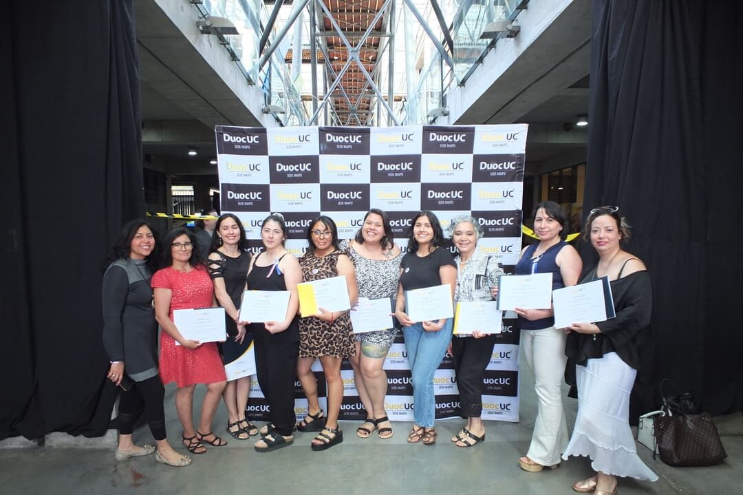 Graduadas con sus diplomas