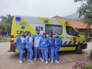 Equipo de salud junto a ambulancia en Peregrinación