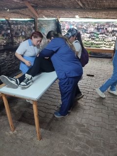 Equipo de salud atendiendo personas en Peregrinación Juvenil Duoc UC