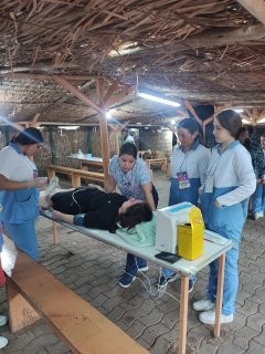 Equipo de salud atendiendo paciente en Peregrinación Juvenil Duoc UC