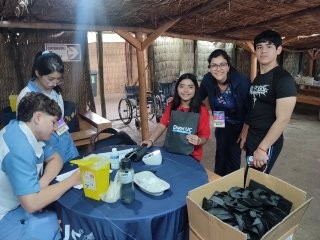 Equipo de salud atendiendo personas en la peregrinación