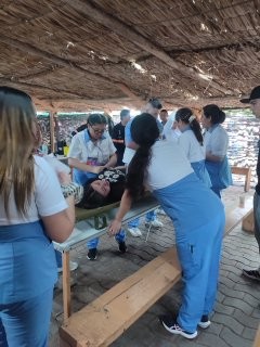 Equipo de salud trabajando en Peregrinación Juvenil Duoc UC