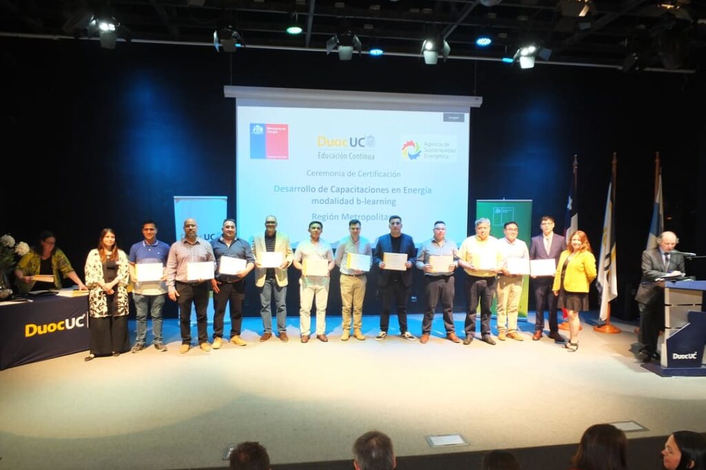 Graduados en el escenario con diplomas