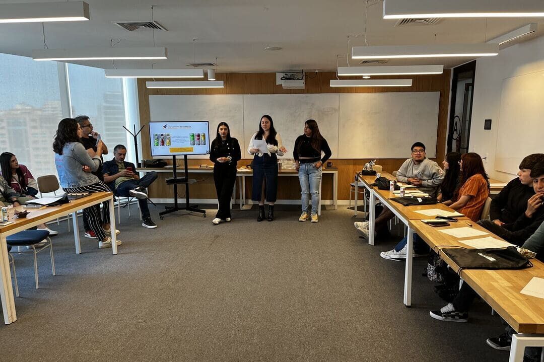 Estudiantes trabajando en Agencia Cebra