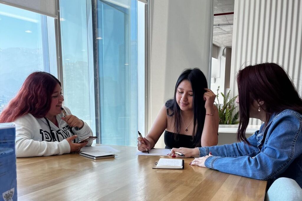 Estudiantes en mesa de trabajo