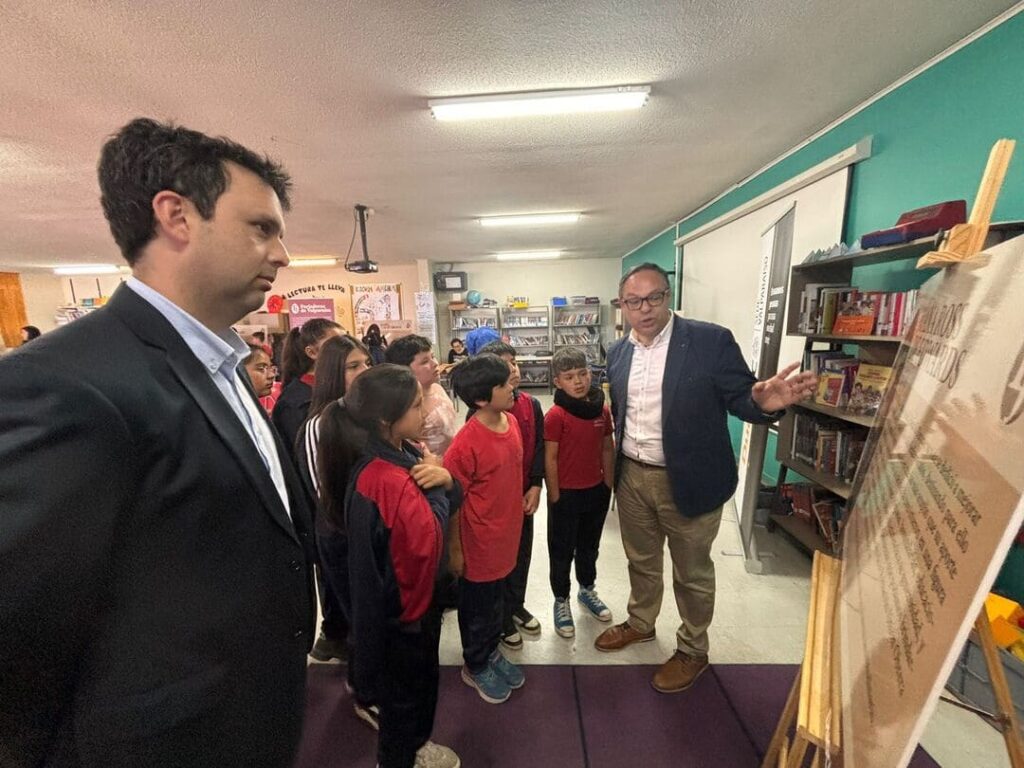 Alumnos en muestra "Forjadoras de Valparaíso"
