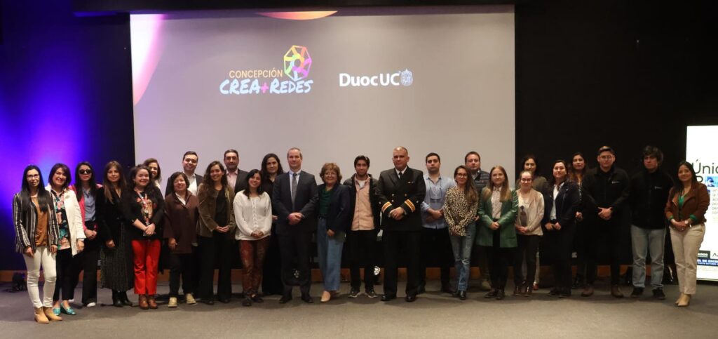 Participantes del encuentro en el escenario