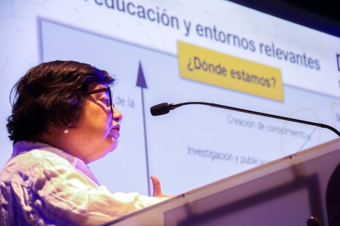 Expositora en encuentro Crea + Redes