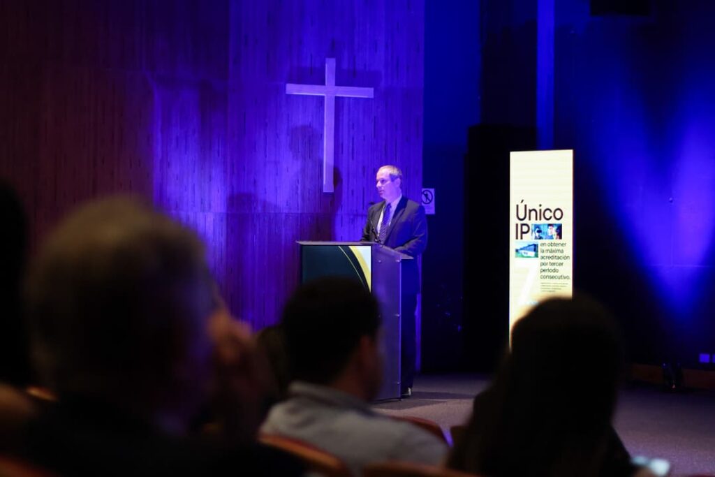 Expositor en encuentro Crea + Redes Duoc UC Concepción