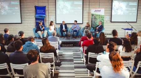 Panel de charlas y público asistente