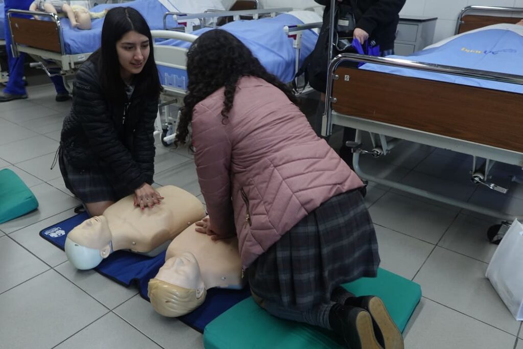 Alumnas aprendiendo RCP en Ventana Vocacional