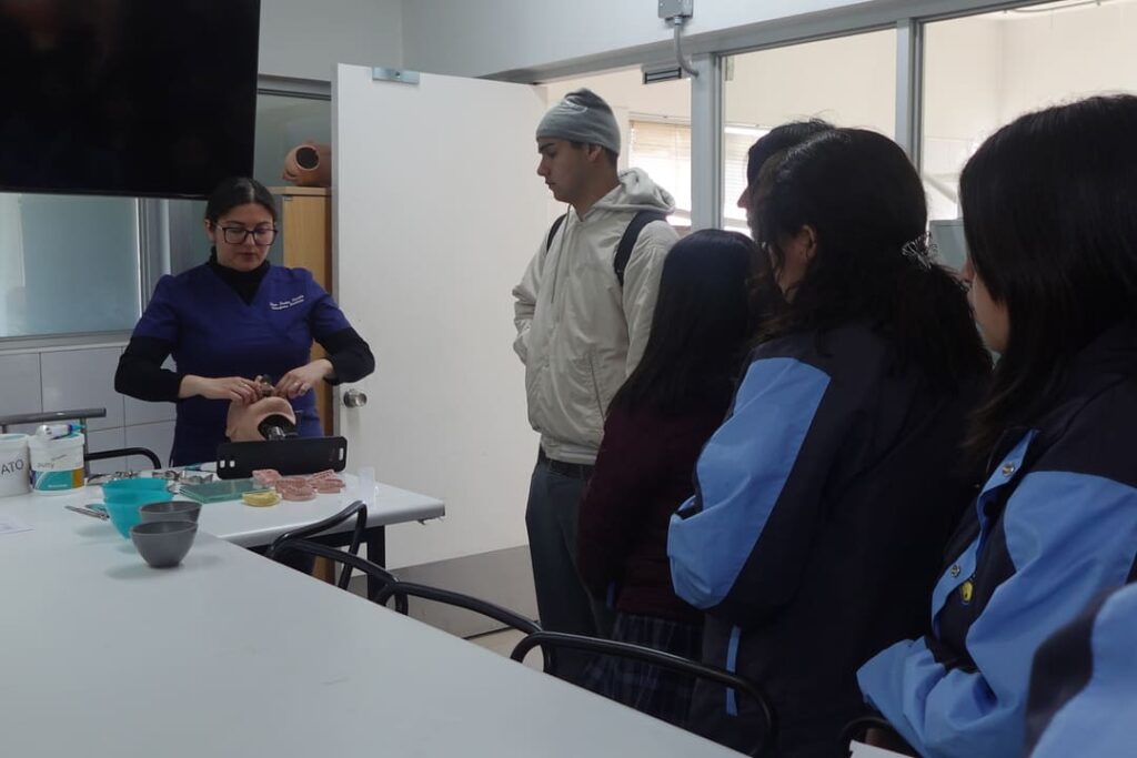 Alumnos conociendo sobre técnico en odontología