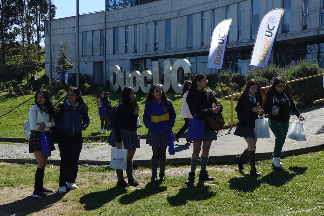 Alumnos asistiendo a Ventana Vocacional en Duoc UC San Andrés