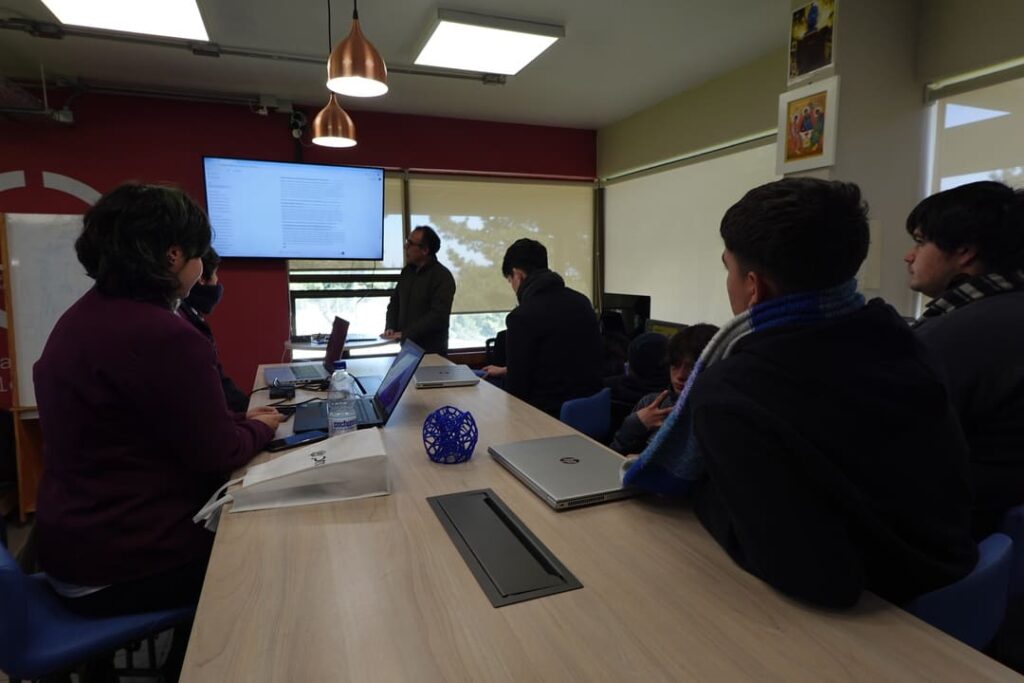 Alumnos aprendiendo en ventana vocacional