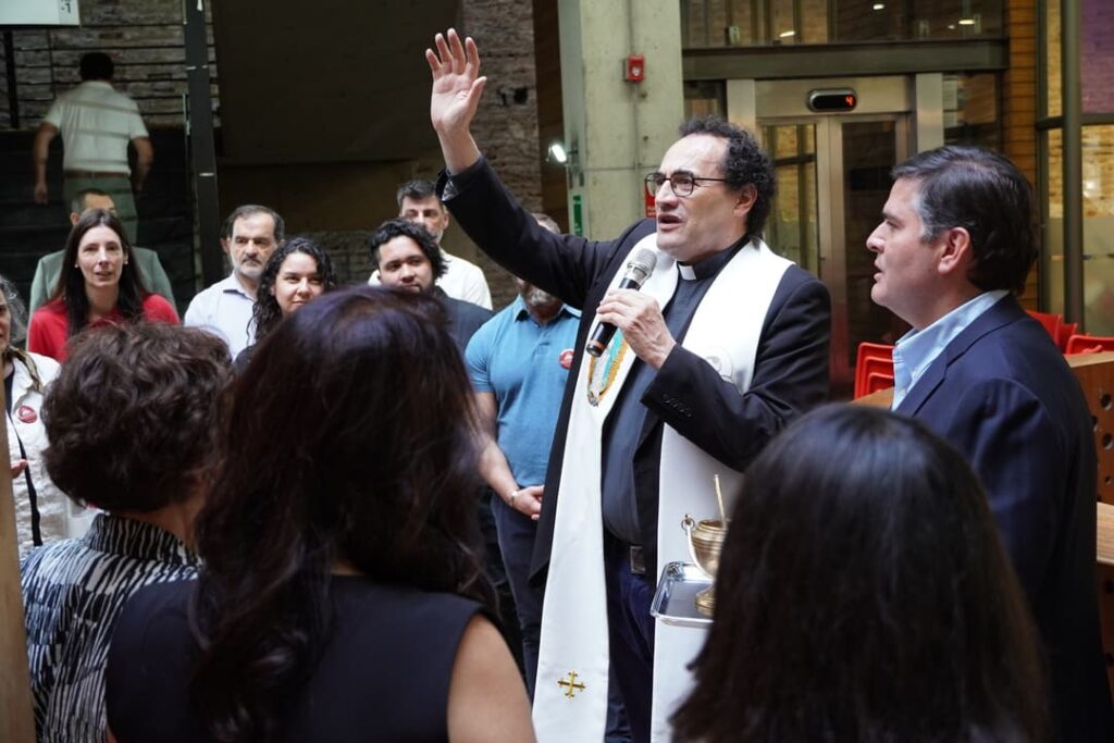 Sacerdote bendiciendo la muestra