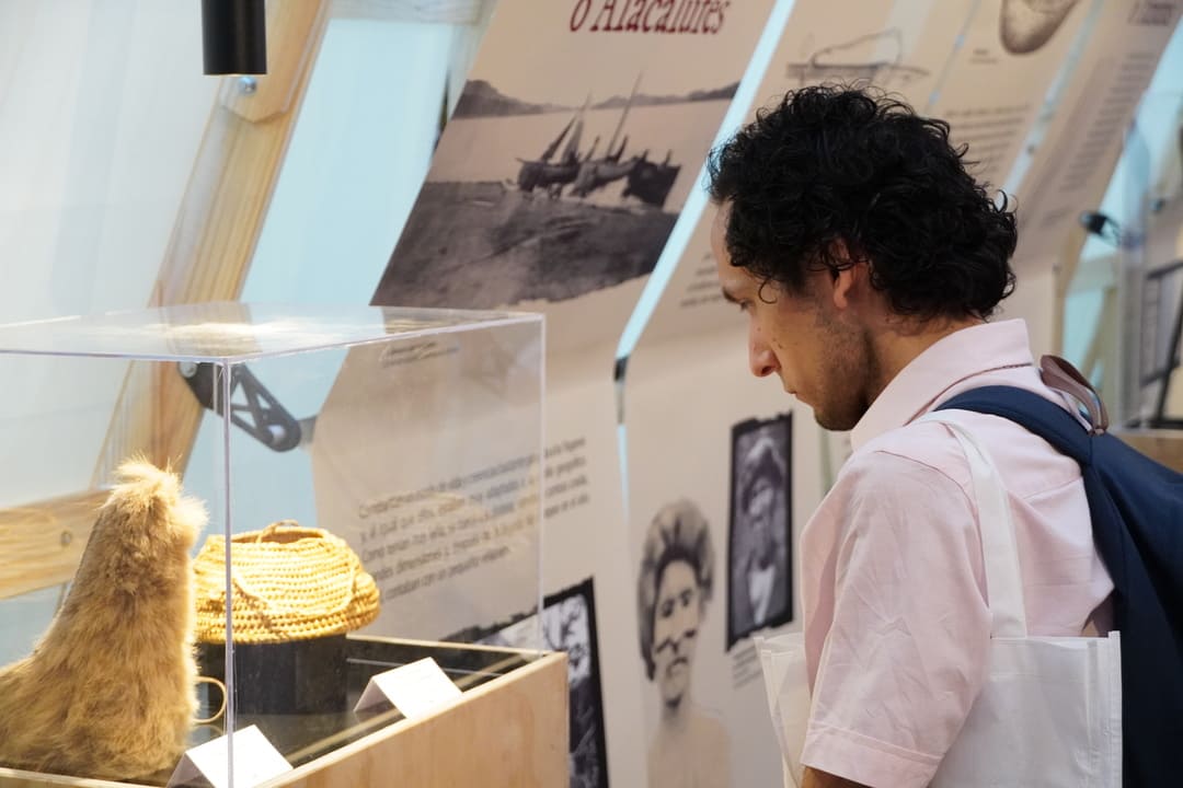Asistentes conociendo la muestra