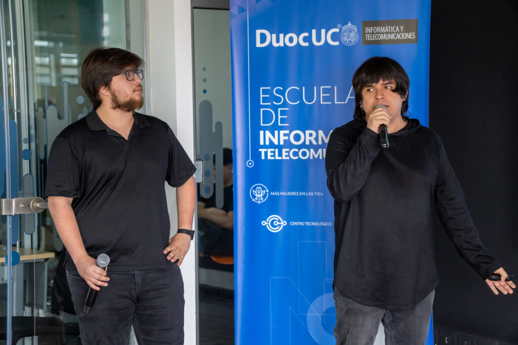 Estudiantes de informática de Duoc UC presentando