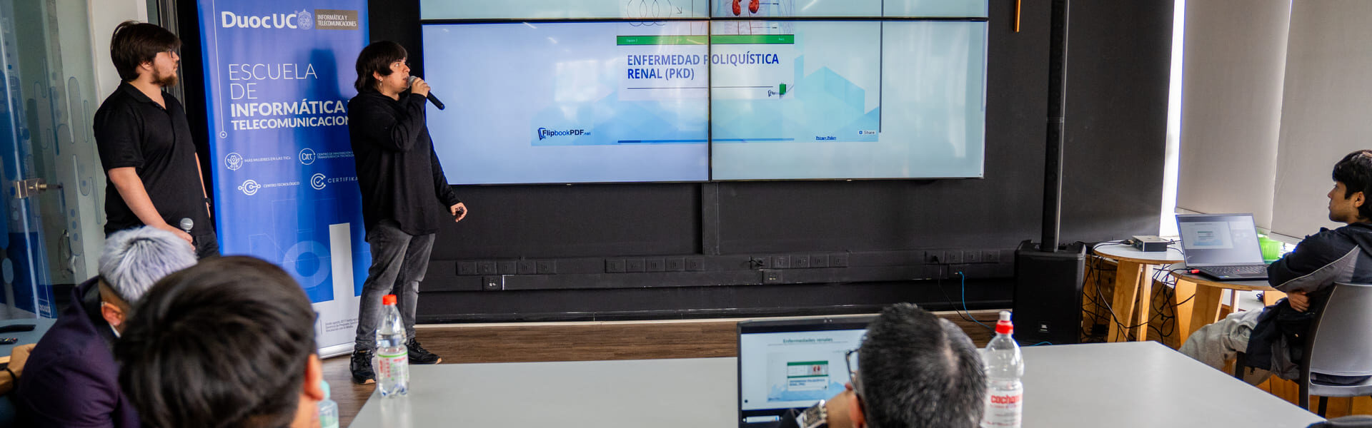 Estudiantes exponiendo proyecto en colaboración con TEC de Monterreay