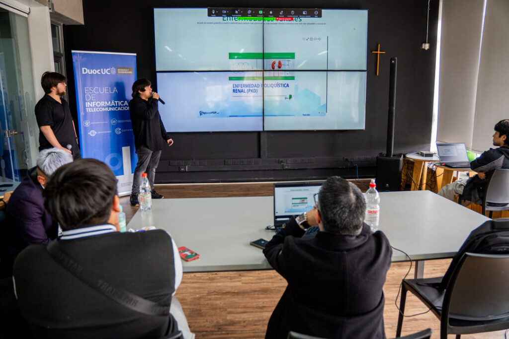 Estudiantes exponiendo proyecto en colaboración con TEC de Monterreay
