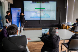 Estudiantes exponiendo proyecto en colaboración con TEC de Monterreay
