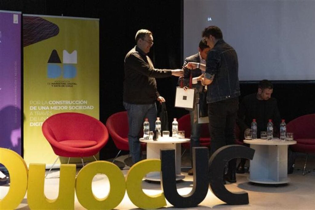 Entrega de reconocimiento a expositor