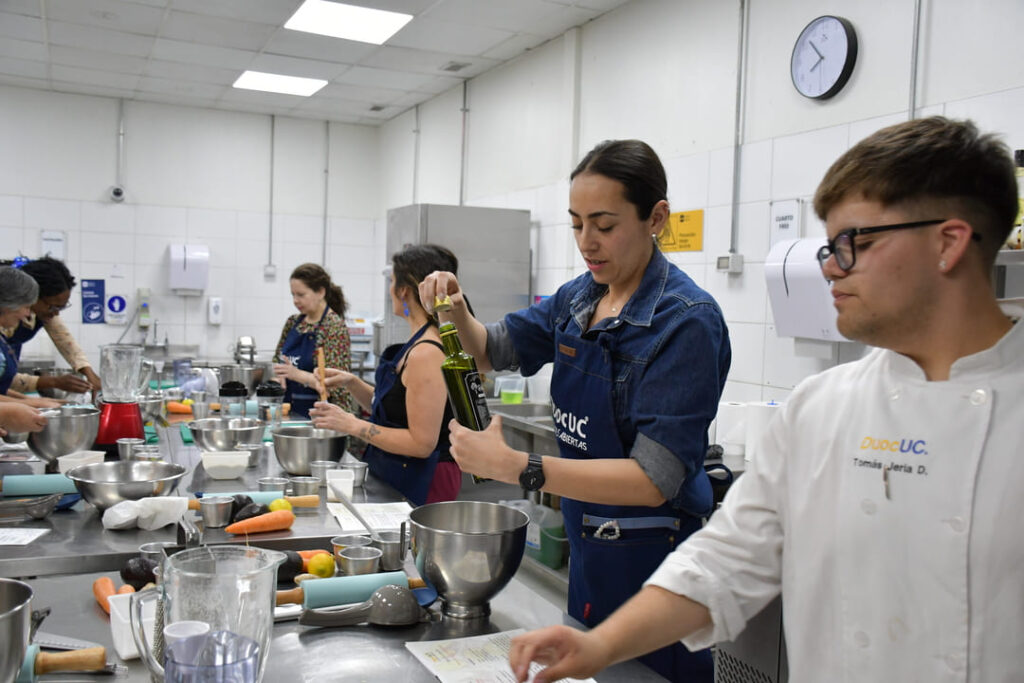 Participantes cocinando en actividad de extensión