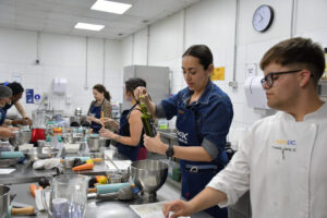 Participantes cocinando en actividad de extensión