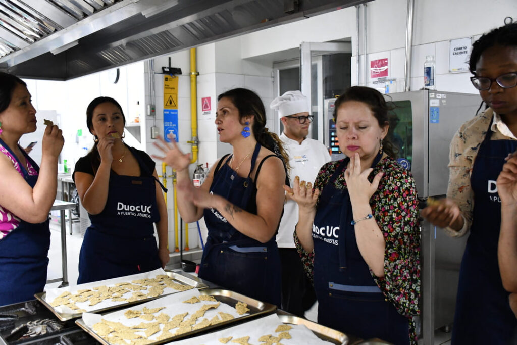 Mujeres recibiendo instrucciones de Connie Achurra