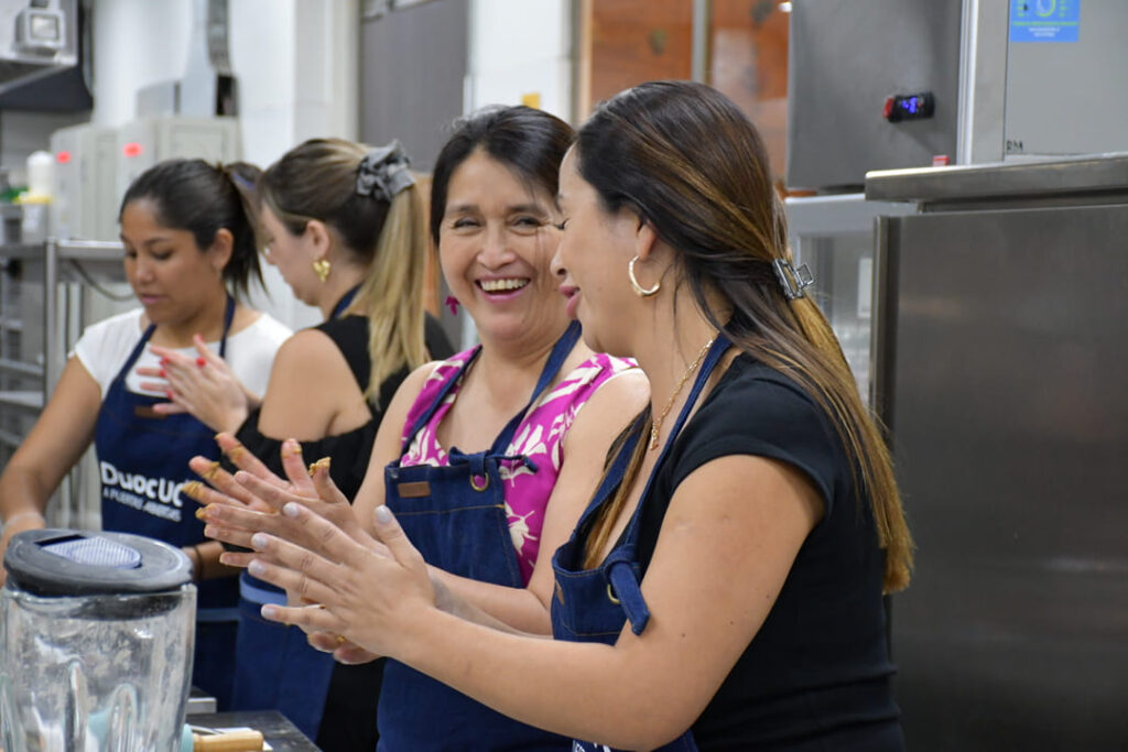 Participantes riendo en clases de cocina de Connie Achurra
