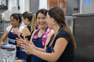 Participantes riendo en clases de cocina de Connie Achurra