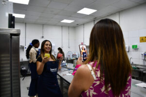 Participantes tomando fotos en clase de cocina Duoc UC