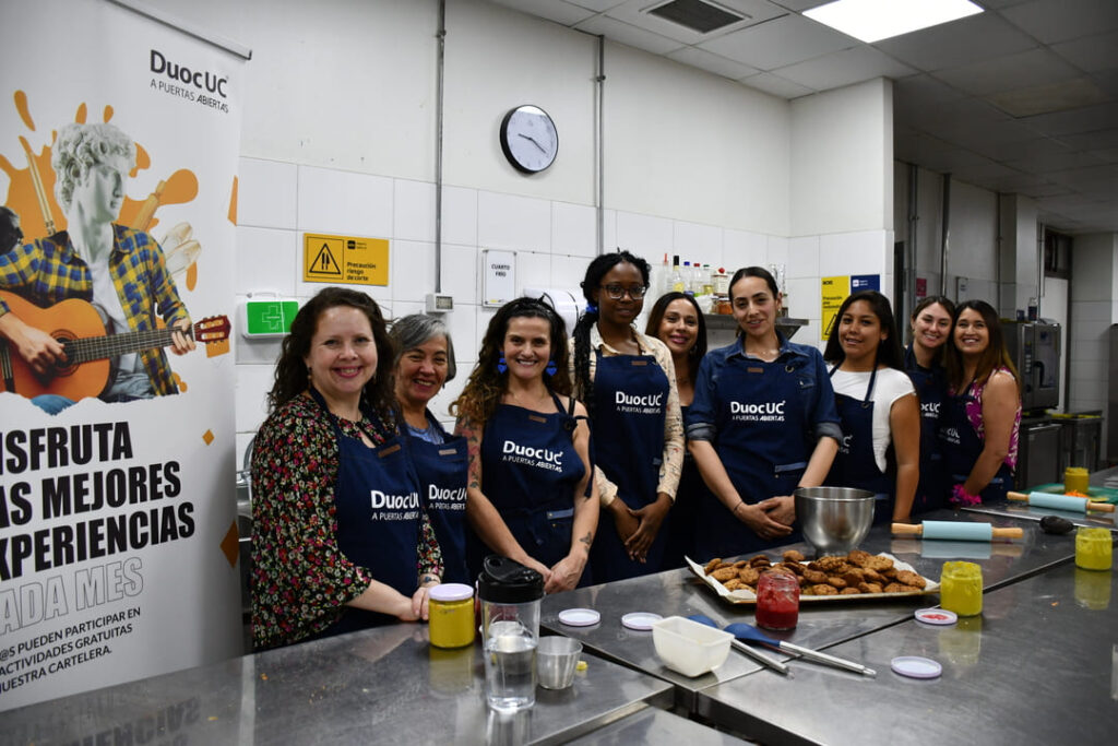 Participantes de clase de cocina con Connie Achurra de Duoc a Puertas Abiertas