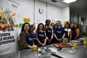 Participantes de clase de cocina con Connie Achurra de Duoc a Puertas Abiertas