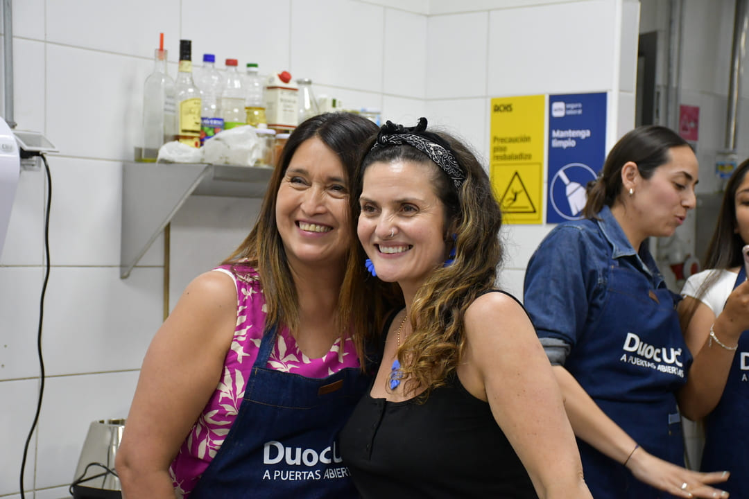 Connie Achurra con participante de su clase en Duoc UC