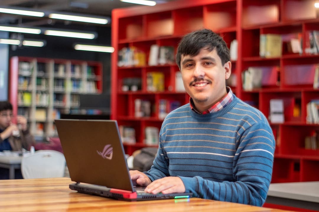 Felipe Mayoral Aravena en la biblioteca