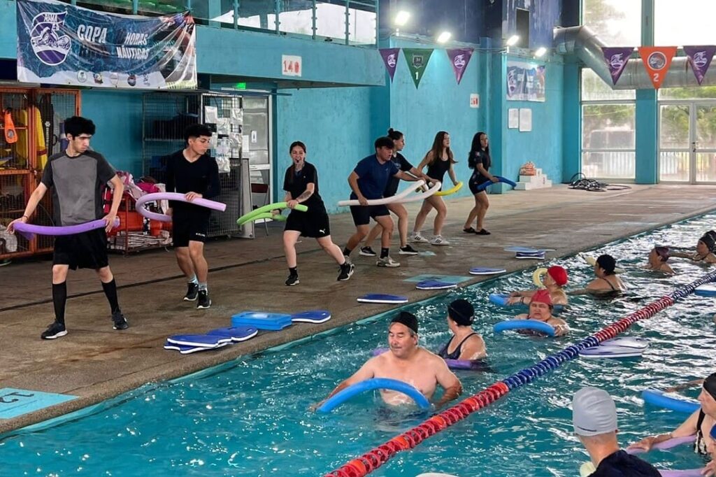 Estudiantes de Duoc haciendo clases de hidrogimnasia